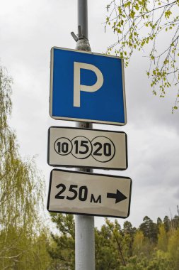 Yeşil ağaçlar üzerinde yol işareti yakın plan