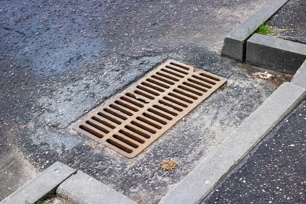 道路上の雨の排水グリッドを閉じる — ストック写真