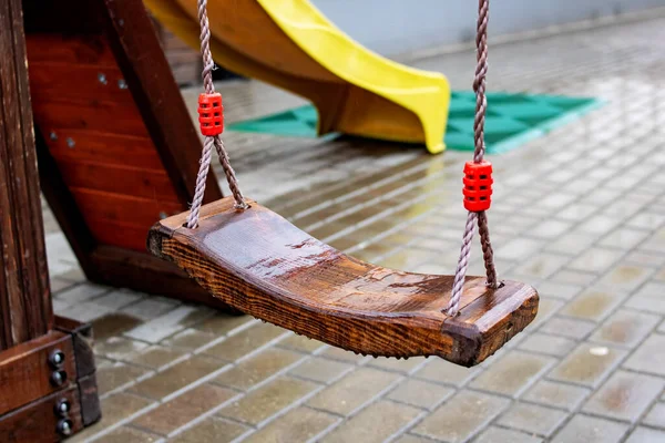 Balanço Madeira Molhado Chuva Perto — Fotografia de Stock