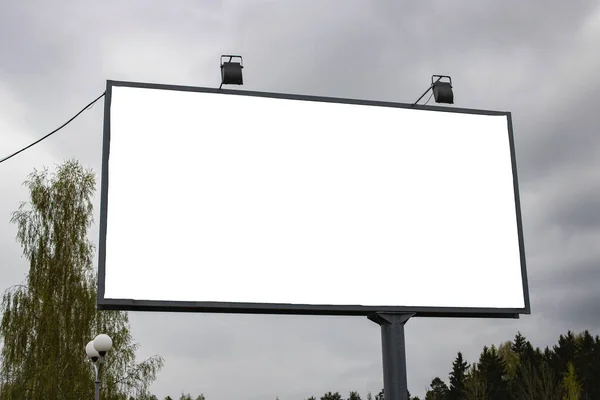 Billboard Ulicy Wśród Drzew Odizolowany — Zdjęcie stockowe