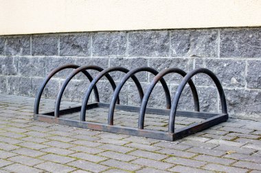 Boş bisiklet parkı binaya yakın.