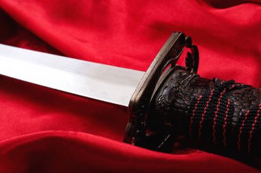 Samuray kılıcı kırmızı kumaşta. Yaklaş.