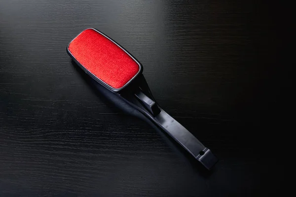 Brosse Vêtements Sur Une Table Bois Noir Fermer — Photo