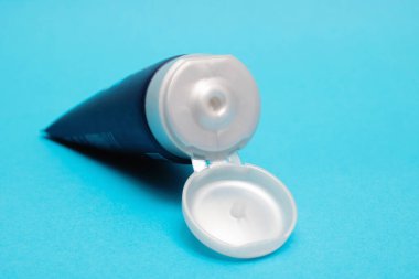 Mavi arkaplanda açık tüp woth kremi