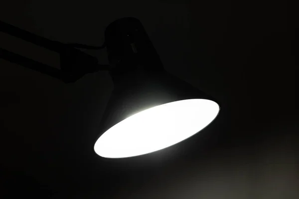 暗闇の中でテーブルランプの光を閉じる — ストック写真