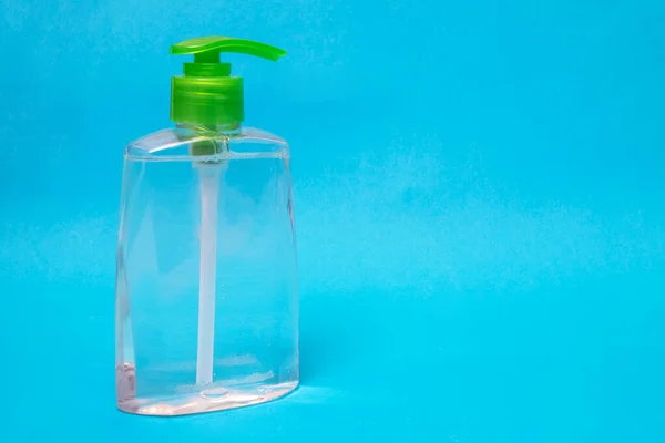 蓝色背景的绿色液体肥皂分配器 复制空间 — 图库照片