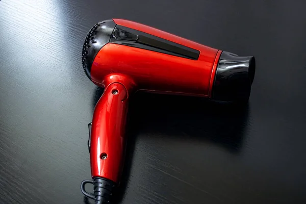 Sèche Cheveux Rouge Sur Une Table Bois Noir Fermer — Photo