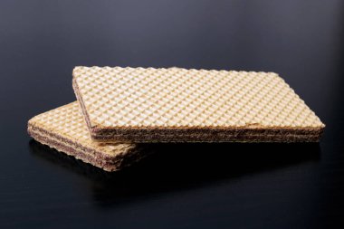 Siyah tahta bir masada iki çikolatalı waffle. Yaklaş.