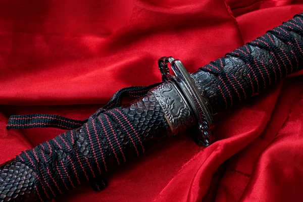 赤い布の上のサムライ剣を閉じます — ストック写真