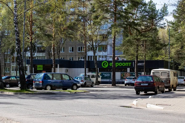 Belarus Novopolotsk Mayo 2020 Pequeña Tienda Estacionamiento Primavera — Foto de Stock