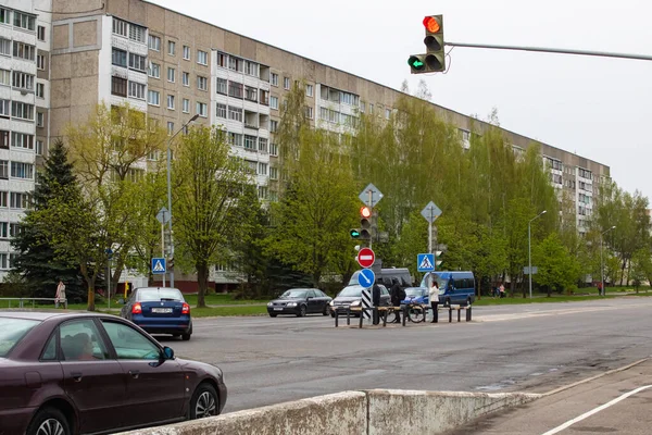 贝卢斯 Novopolotsk 2020年5月21日 城市十字路口的汽车 — 图库照片