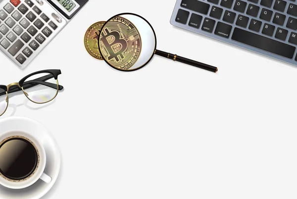 比特币背景与现实对象： 计算器、 键盘、 杯咖啡，眼镜，比特币和放大镜 — 图库照片#