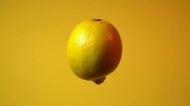 Limon. Havada yüzen ve dikey eksen etrafında dönen bir limon meyvesinin videosu.