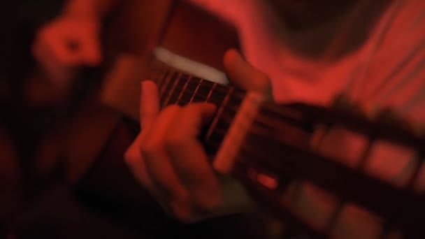 Próby Gitarzysty Jest Pokoju Przyciemnionymi Światłami — Wideo stockowe