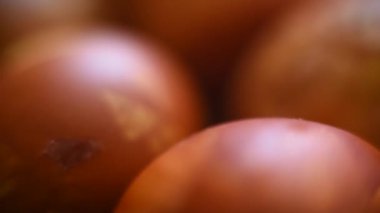 Paskalya yumurtaları. Elle boyanmış Paskalya yumurtalarının kasedeki videosu..