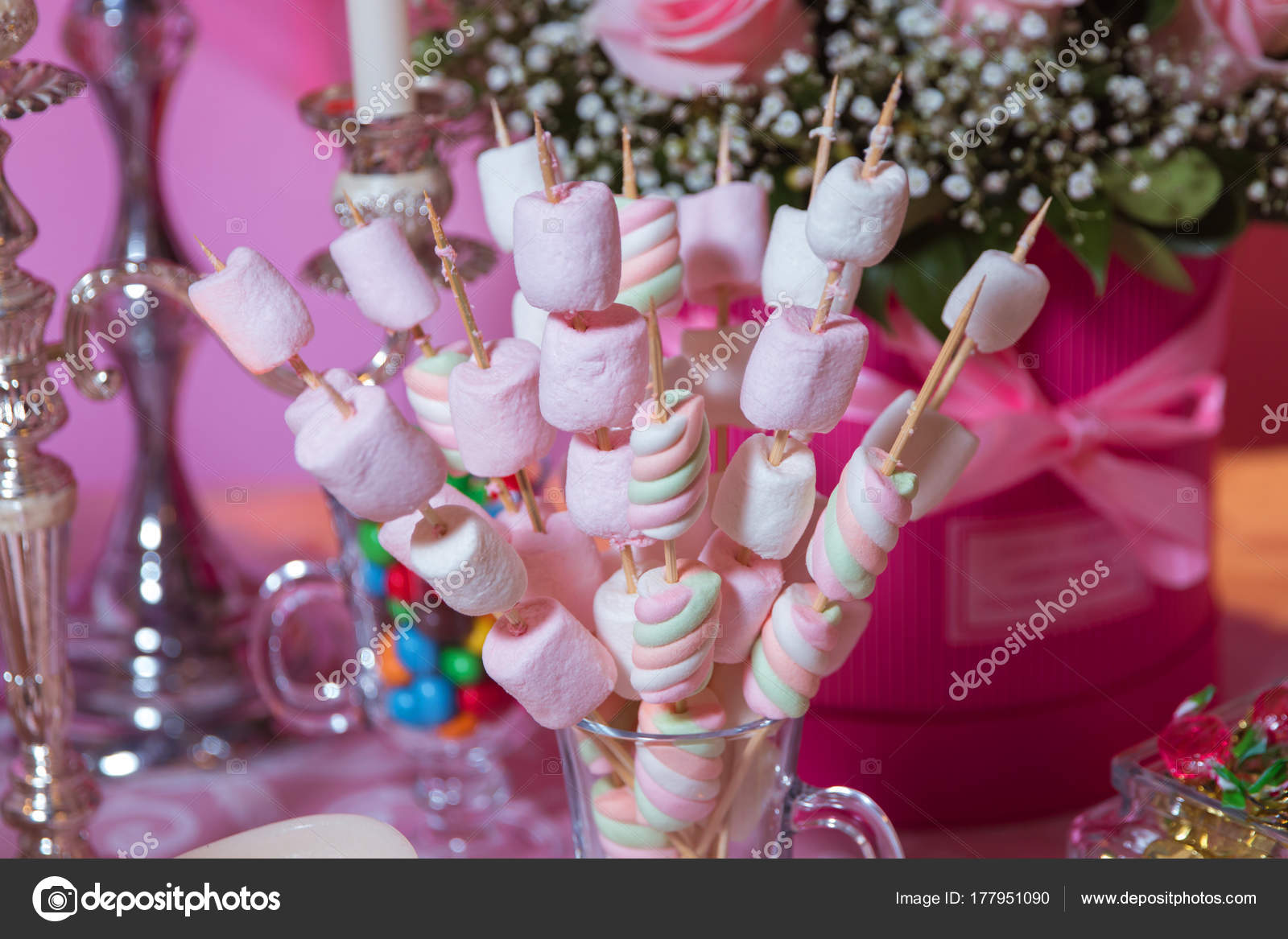 Barra de caramelo. Mesa dulce para una fiesta. Brochetas ...