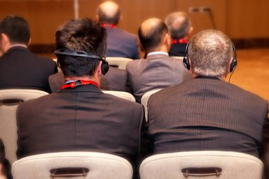 Olay sırasında çeviri için kulaklık kullanarak tanınmaz konferans insanlar. Manastır Kulaklığımda çevrilmesi için erkekler dinle