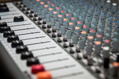 Çeşitli müzik ve ses temaları için ses karıştırıcı yararlı. Amplifikatör ses amplifikatör 