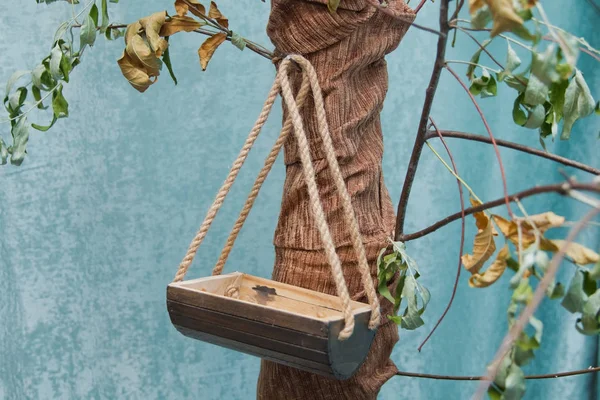 Un nido d'uccello sull'albero. Vecchia casa per uccelli in legno legato — Foto Stock