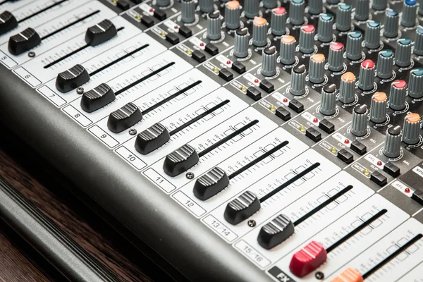 Musikaliska förstärkare ljud förstärkare eller musik mixer med rattar, Jack hål och Mic kopplingar — Stockfoto