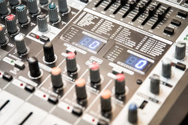 Del av musikaliska förstärkare ljud förstärkare eller musik mixer med rattar och Jack hål — Stockfoto