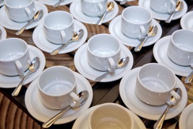 bardak ve kaşık ayarda beyaz daire