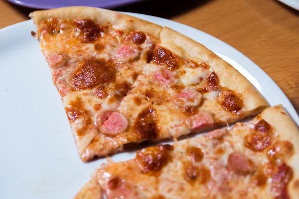 Pizza mit Wurst und Pilzen auf dem Restauranttisch — Stockfoto