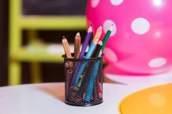 Crayons in a bowl . Color pencils for the drawing, located in a support as a vase . Multicolored pens — Stock Photo, Image