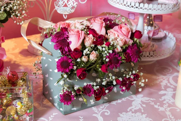Подарочная коробка с красочными розами. Четырёхугольный букет цветов ко дню рождения — стоковое фото