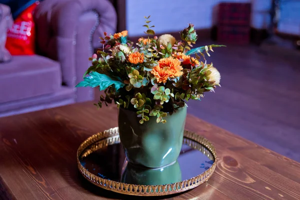 Flowerpot. Bonita planta de sala com vaso de flores em textura de mesa de escritório de madeira clara e fundo branco capturado pela vista frontal. Muito bom. — Fotografia de Stock