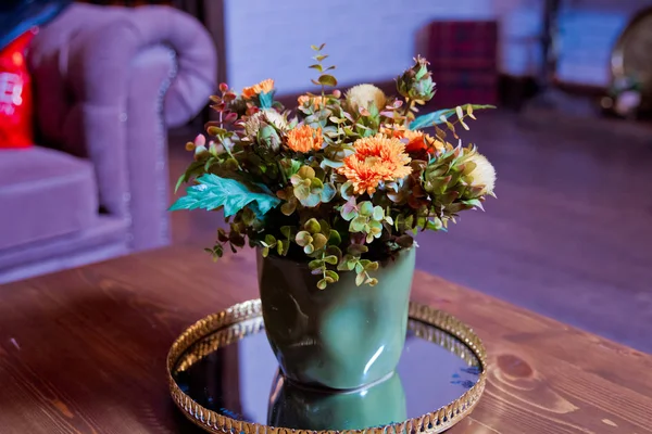 Flowerpot. Bonita planta de sala com vaso de flores em textura de mesa de escritório de madeira clara e fundo branco capturado pela vista frontal. Muito bom. — Fotografia de Stock