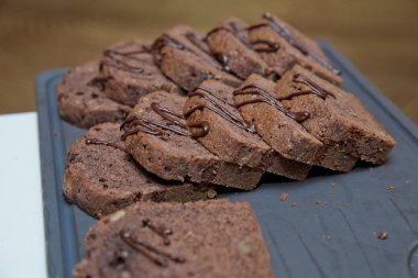 Çikolatalı pasta dilimlenmiş. Ev yapımı kek kulesi dilimlenmiş. Tatlı ve çikolata tatlı ve nemli.