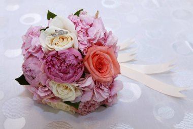 Pembe ve beyaz nişan buket. Pembe Güllü buket