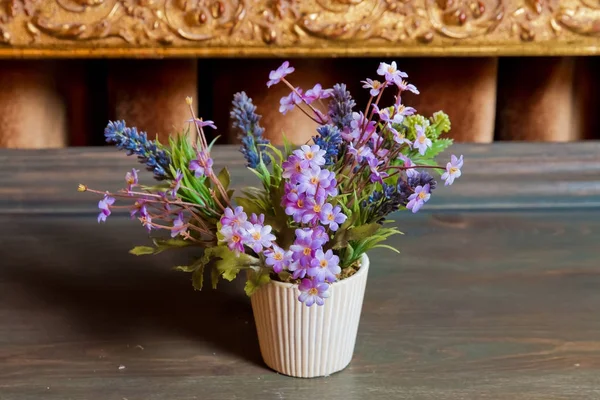 Flowerpot. Bonita planta de sala com vaso de flores em textura de mesa de escritório de madeira clara e fundo branco capturado pela vista frontal. Muito bom. — Fotografia de Stock