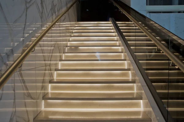 Otel parlak merdivenlerde. Modern otel iç merdiven durumda — Stok fotoğraf