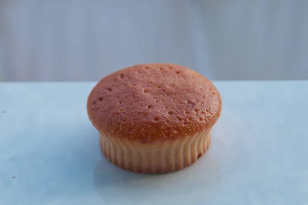 Muffin freschi fatti in casa su sfondo bianco — Foto Stock