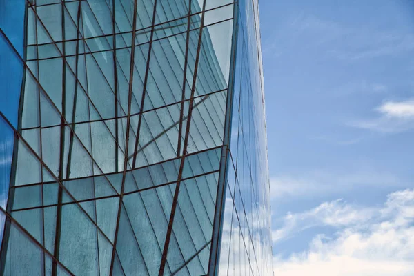 Modern Cam duvar güzel yansıması. Bina cam