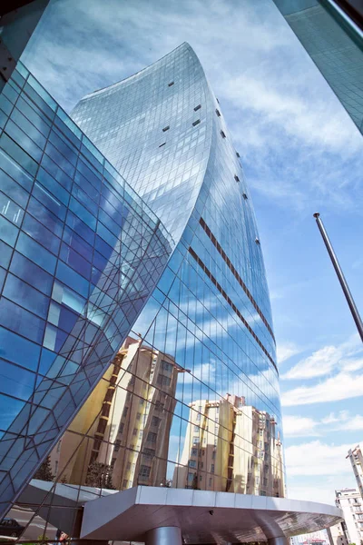 Building glass . Modern business architecture with reflection in glass windows . Hotel — Stock Photo, Image