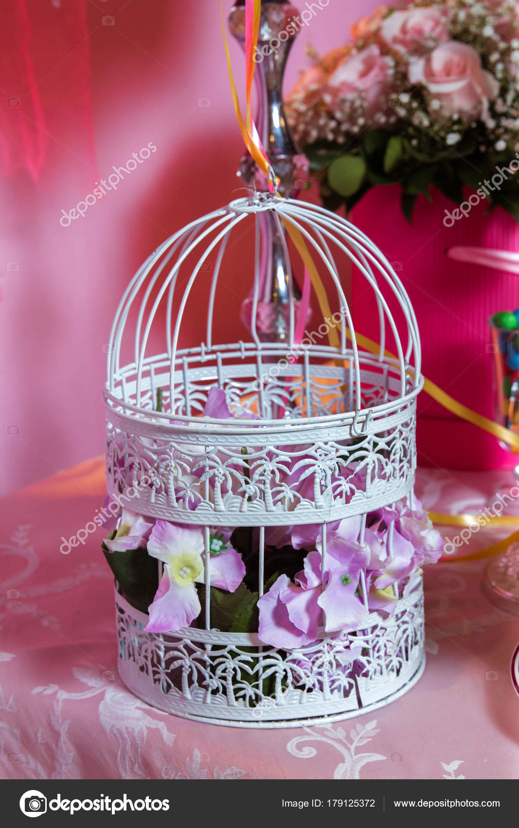 Cage à Oiseau Blanc Décoratif Pleine De Roses Roses Barre