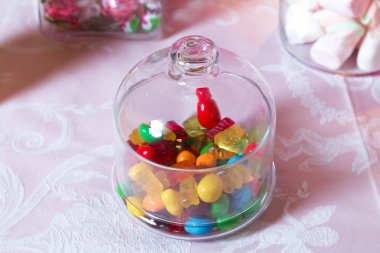 Çikolata. Yuvarlak marmelat ve yuvarlak çikolata çok renkli