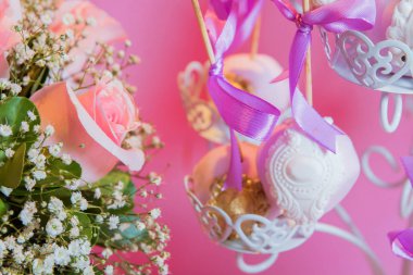 Çikolata. Pembe gül pembe arka plan. Sevgiliye arka plan