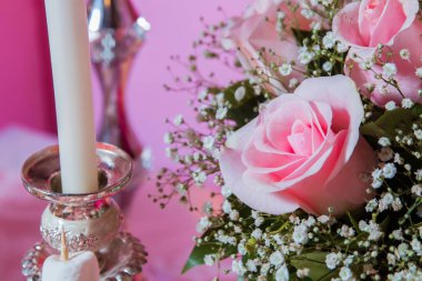 Çikolata. Çikolata. Pembe gül pembe arka plan. Sevgiliye arka plan