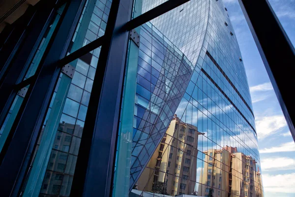建筑玻璃全景和透视广角视角对钢浅蓝色背景玻璃高层建筑摩天大楼商业现代城市的未来。成功行业的经营理念 — 图库照片