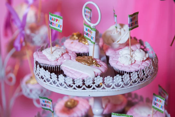 Una barra de caramelo. Mesa de banquetes llena de postres y un surtido de dulces. pastel y pastel. Pastelería rosa —  Fotos de Stock