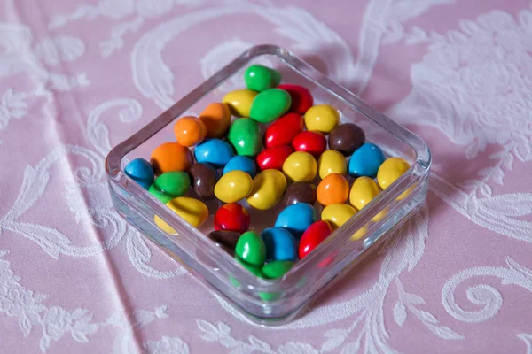 五颜六色的糖果多色糖果。彩色糖果在玻璃。圆形巧克力是非常丰富多彩的 — 图库照片