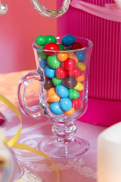 Барвисті цукерки. Багатокольорові цукерки. Кольорові цукерки в склянці. Круглий шоколад дуже барвистий — стокове фото