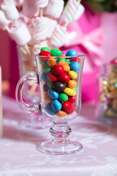 Bunte Bonbons. Bunte Süßigkeiten. farbige Bonbons im Glas. runde Schokolade ist sehr bunt — Stockfoto