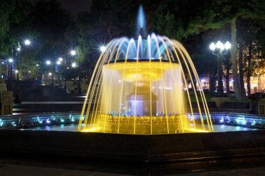 Sabir kare çeşme, Bakü, Azerbaycan geceleri. Çeşme şehir merkezinde. Bakü Azerbaycan. gece görüş yuvarlak park çeşme Meydanı