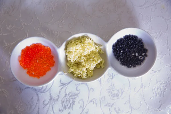 Schwarzer Kaviar, roter Kaviar, Butter in einer Schüssel — Stockfoto