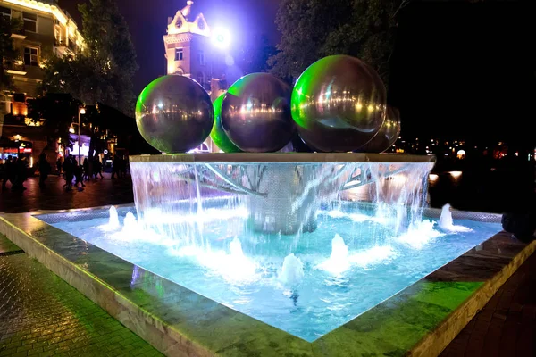 Brunnen in der Innenstadt. Nachtansicht des Brunnens im Parkbrunnen in Baku. die Republik Aserbaidschan — Stockfoto